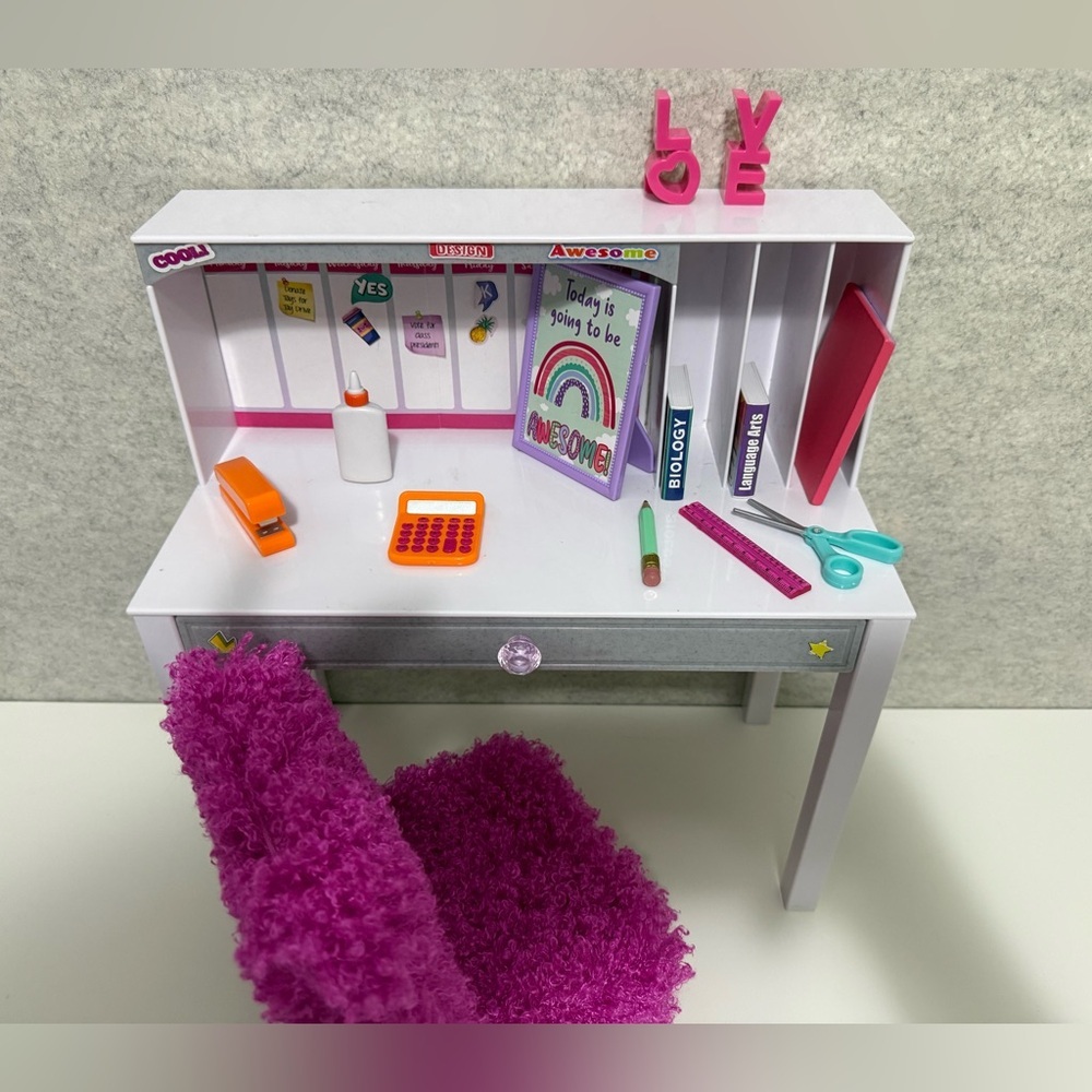 My Life Desk and assorted accessories for 18” dolls - Picture 3 of 11